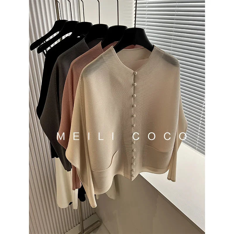 Chaqueta de Mujer Plisada de Manga Murciélago, Diseño de Varios Botones, Estilo Elegante y Casual
