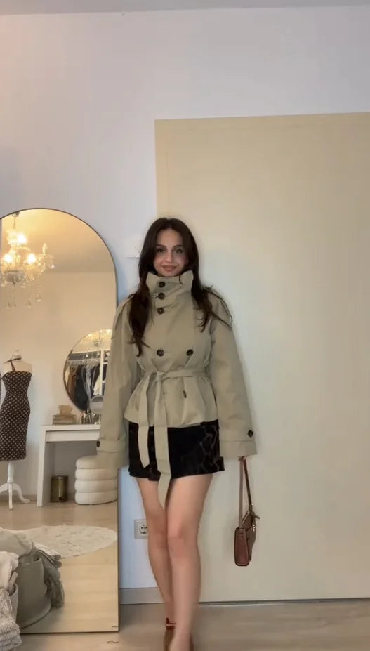 Gabardina Corta de Mujer con Cinturón, Doble Botonadura y Cuello Alto, Estilo Vintage Casual