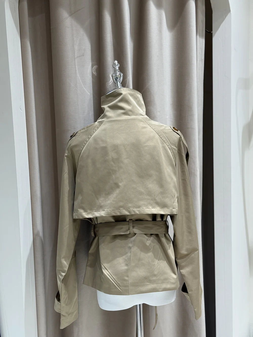 Gabardina Corta de Mujer con Cinturón, Doble Botonadura y Cuello Alto, Estilo Vintage Casual