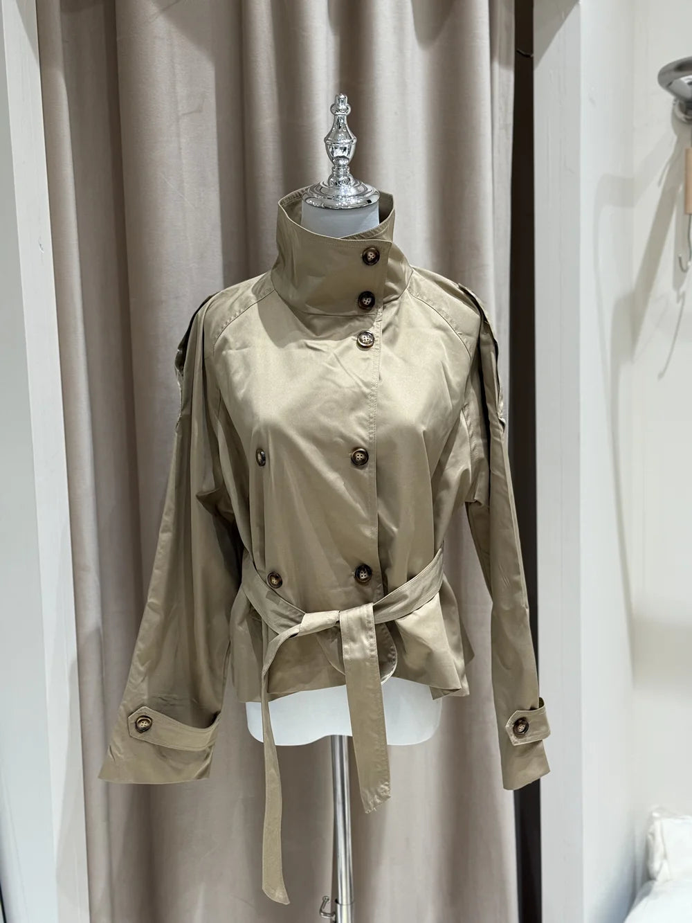 Gabardina Corta de Mujer con Cinturón, Doble Botonadura y Cuello Alto, Estilo Vintage Casual