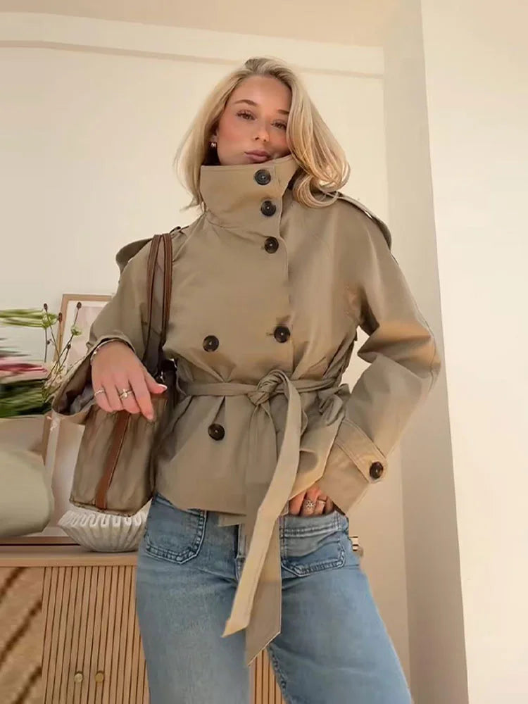 Gabardina Corta de Mujer con Cinturón, Doble Botonadura y Cuello Alto, Estilo Vintage Casual